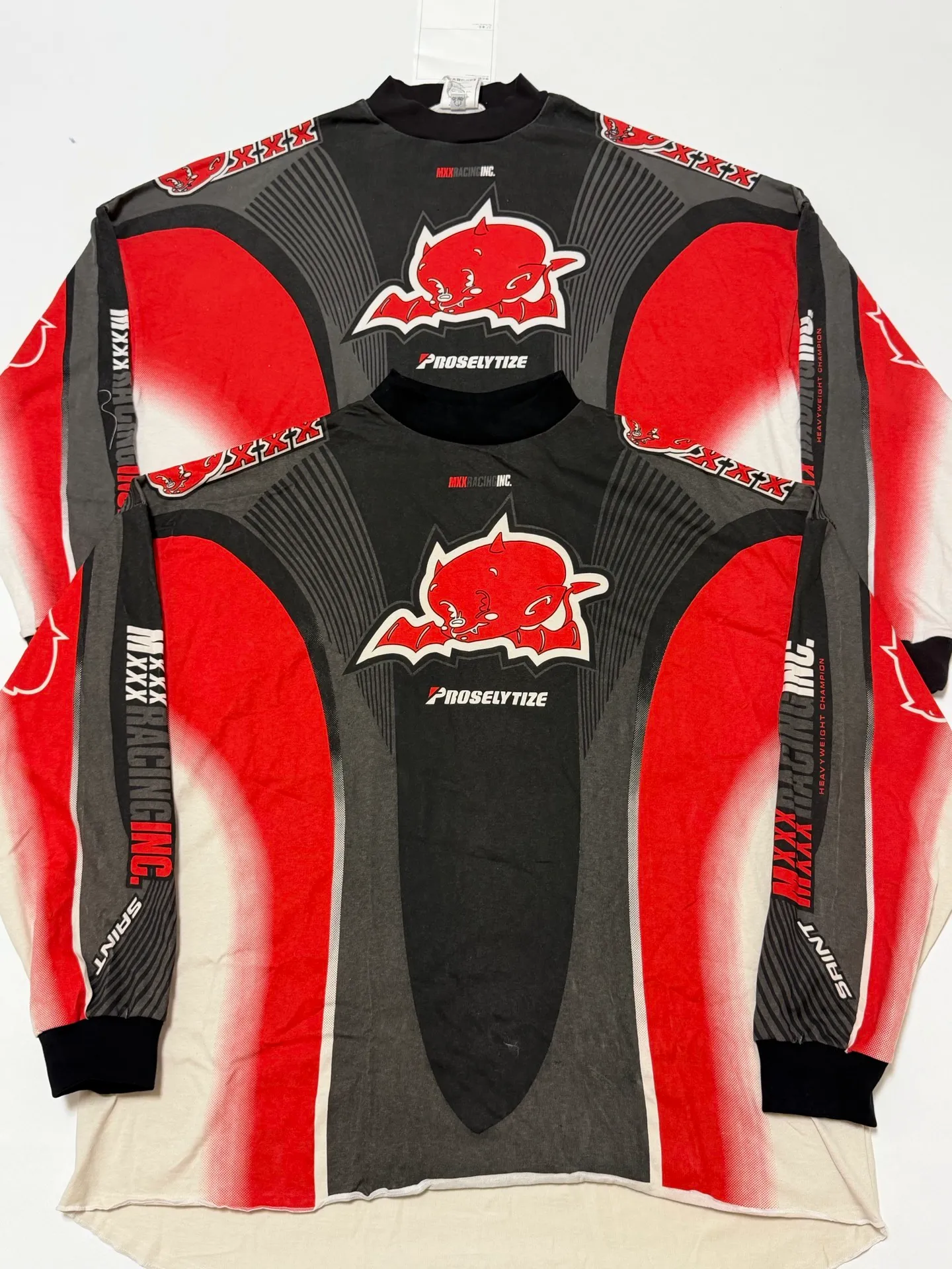 SAINT Mxxxxxx LS TEE/MORTOR CYCLE/WHT Little Devil Angel Racing Long Sleeve Off-White S-XL SAINT's annual racing style BOXY short, wide and fat design will be sold out immediately every time it is released. The whole garment is oversized and has many prints. The front and back prints on the shoulder are aligned. The printing area is very large and the operation is also difficult. The genuine level is restored. The ready-made garments are washed again to make them look old. Soft desizing is added to make the printing look old and white.